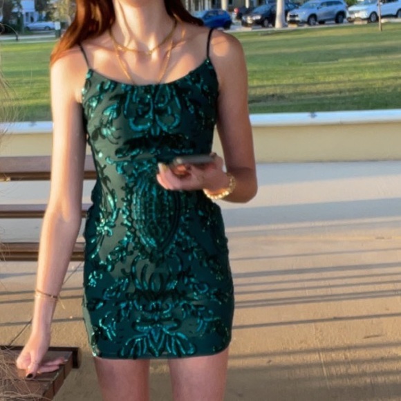 Formal short dress with sequence and open back - Picture 1 of 5